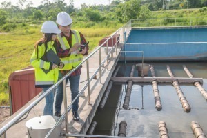 Engenheiros ambientais trabalhando em estação de tratamento de água