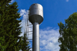 Torre d'agua em ambiente de floresta