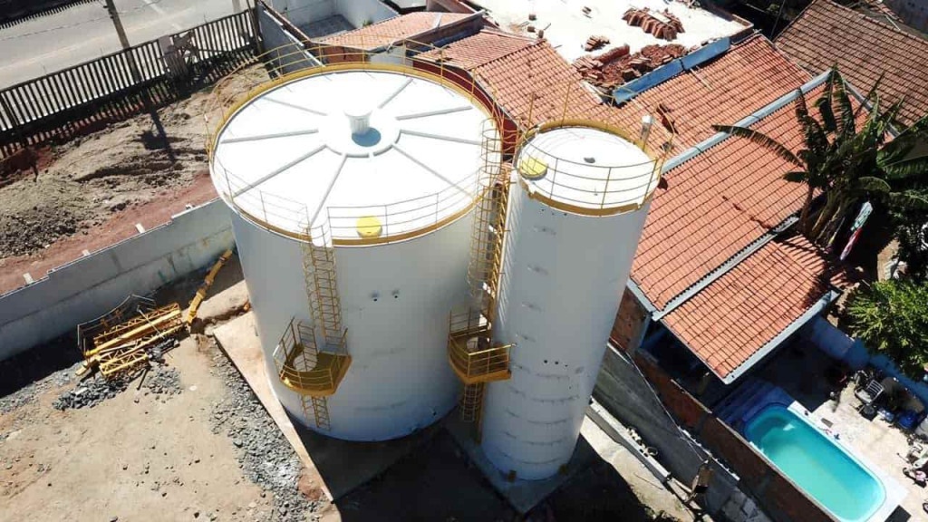 Visão de cima de caixa d'agua de grande porte